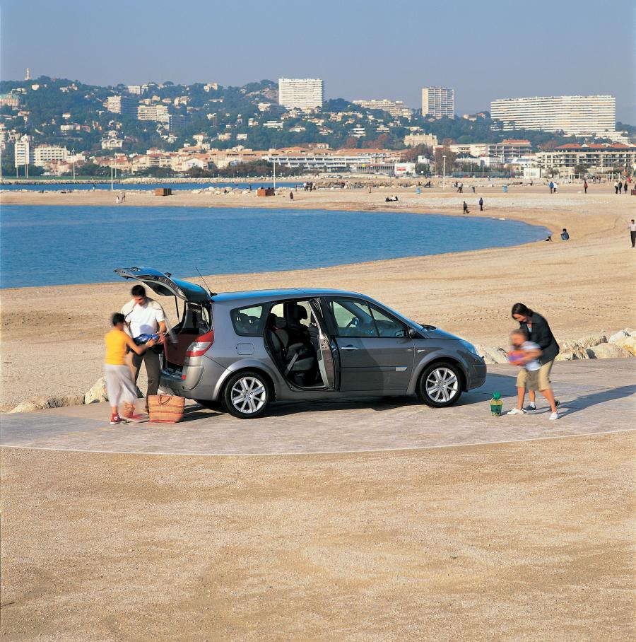  Renault Grand Scenic 2004 года  (фото 32 из 47)